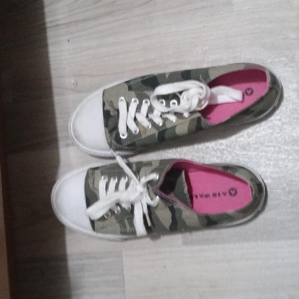 Airwalk, 6 1/2 and camouflage color/print